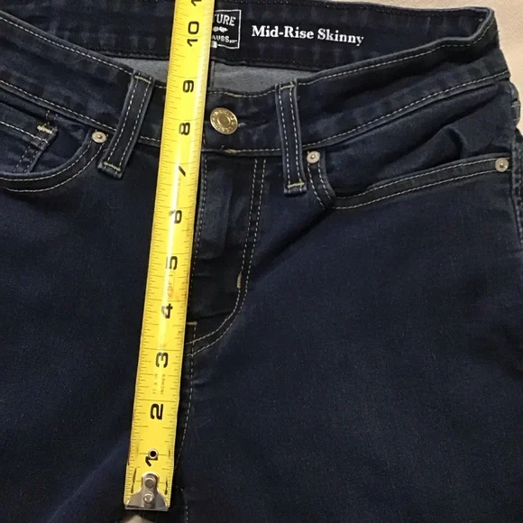 Signature Levi Strauss Gold Mid Rise Skinny Jeans. Size 27 / 4s - Picture 10 of 10